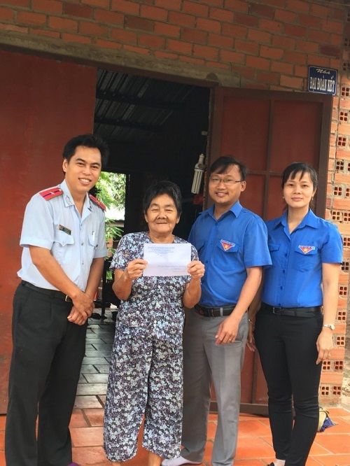 Chi đoàn Sở Thông tin và Truyền thông: Thăm, tặng quà cho các gia đình khó khăn trên địa bàn xã Long Phước